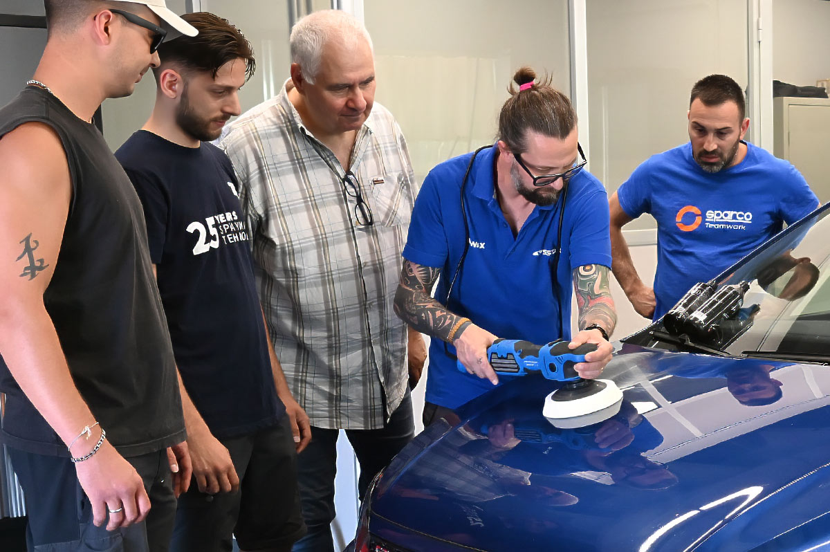 Docente car detailing durante una lezione pratica all'HUB Sistar Docente car detailing durante una lezione pratica all'HUB Sistar