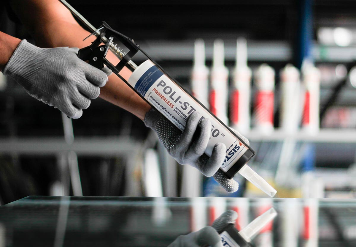 Applicazione di Poli-Star 60 TM Sistar senza primer per fissaggio parabrezza Applicazione di Poli-Star 60 TM Sistar senza primer per fissaggio parabrezza