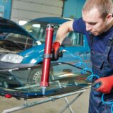 Applicazione di sigillanti vetri auto in una carrozzeria professionale