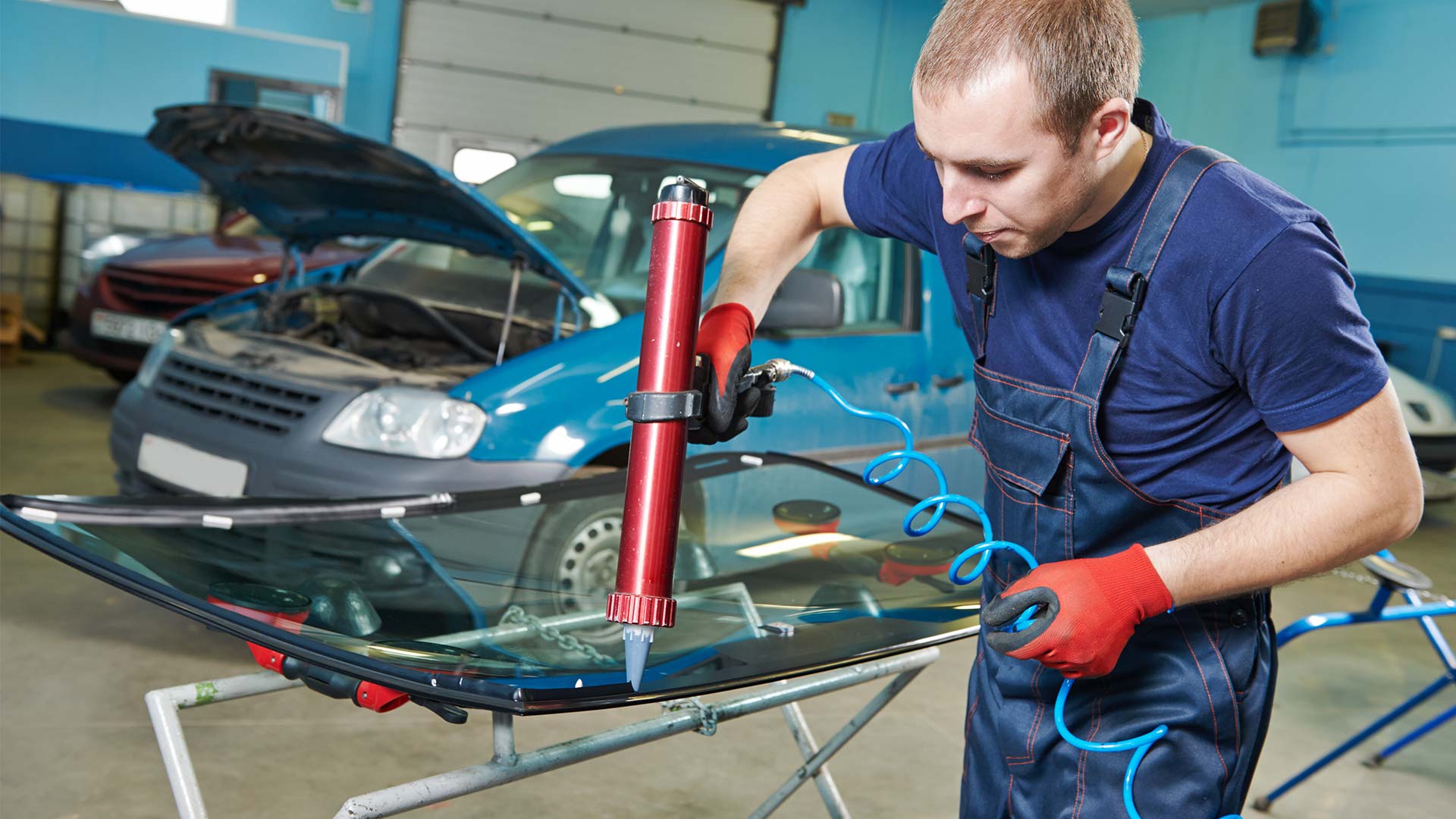 Applicazione di sigillanti vetri auto in una carrozzeria professionale Applicazione di sigillanti vetri auto in una carrozzeria professionale