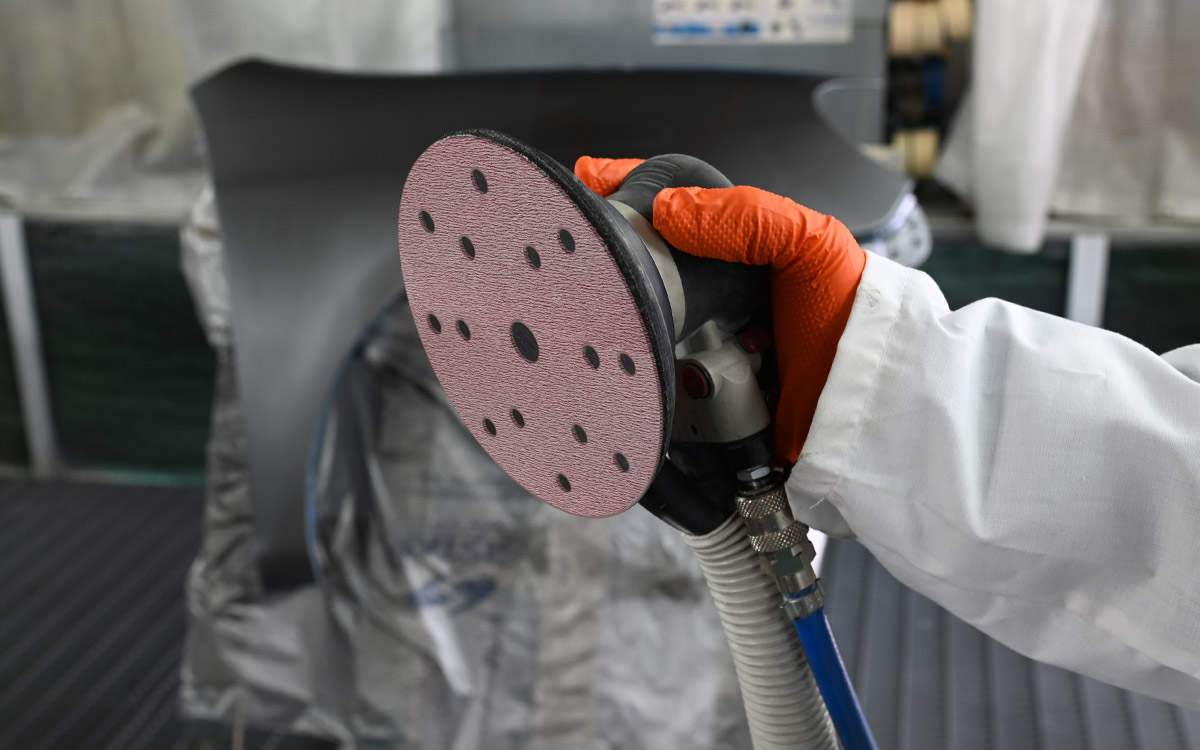Disco abrasivo Carbored Sistar rosso venato applicato su materiali compositi