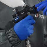 Guanti monouso blu per carrozzeria Protection Blue Sistar in uso